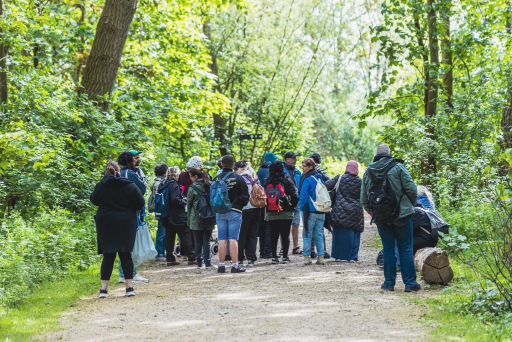 Groupe de personnes s'initiant à une randonnée en forêt
