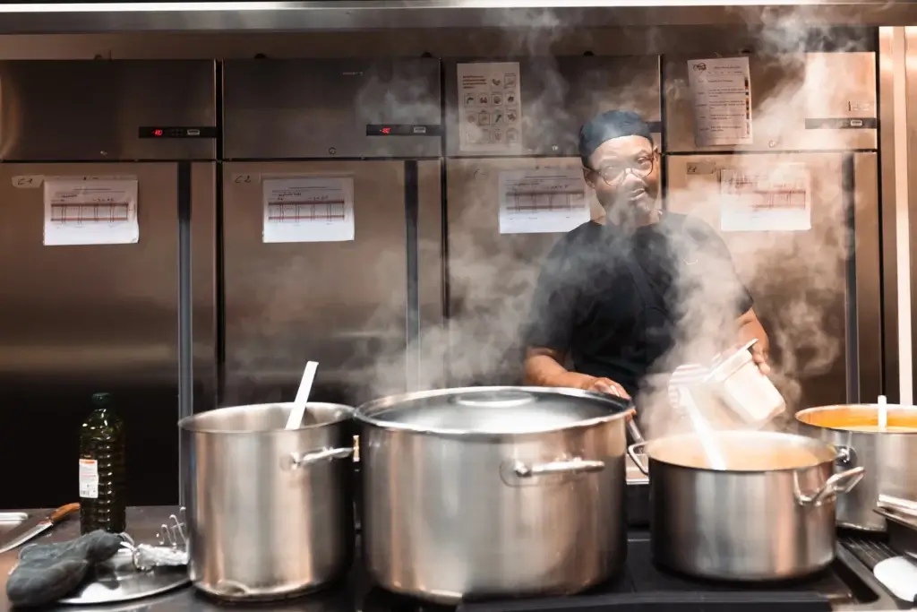 Bénévole du Resto du Cœur entrain de préparer les repas chauds et la soupe