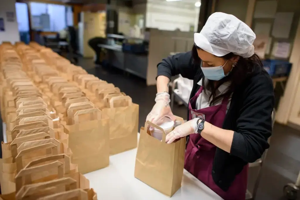 Bénévole du Resto du Cœur constituant des colis alimentaires