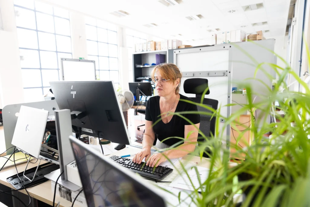 Agent du CPAS travaillant sur un ordinateur en bibliothèque