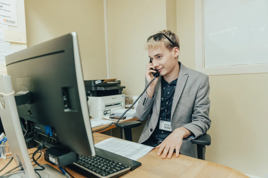 Assistant social du CPAS en permanence téléphonique
