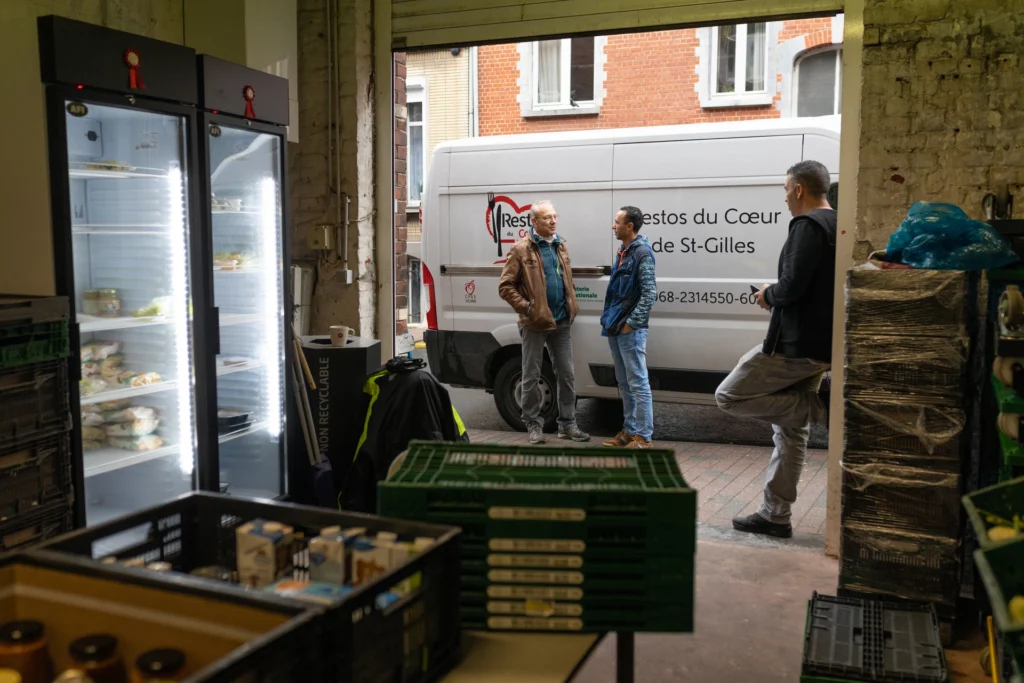 Personnes en accompagnement en préparation des produits de Restos du Coeur de St-Gilles