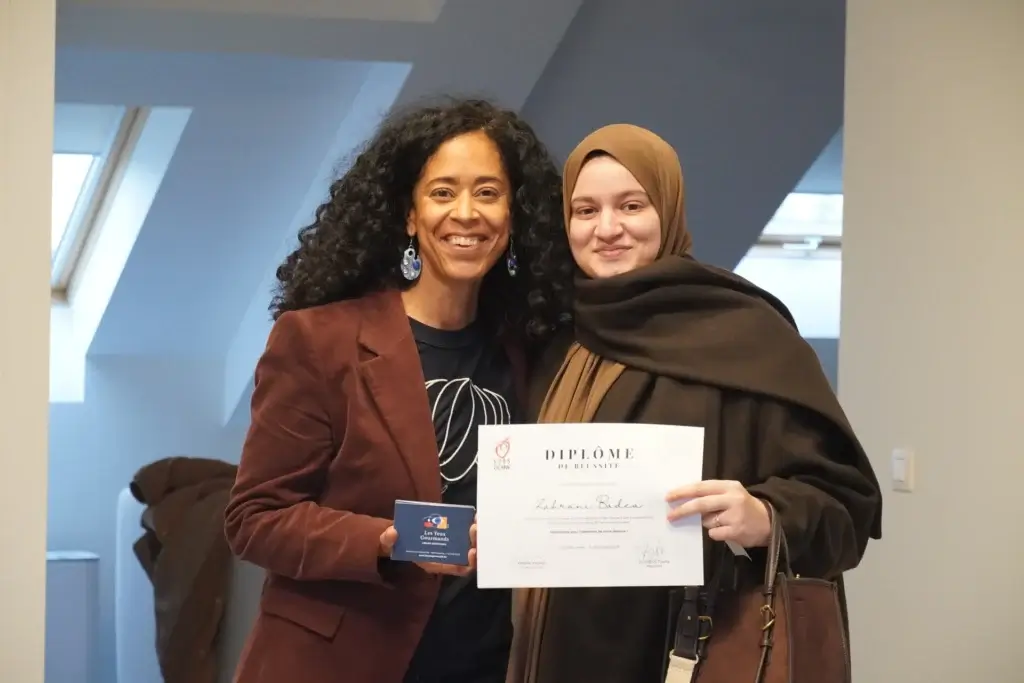 La Présidente remettant un diplôme de réussite à un usager